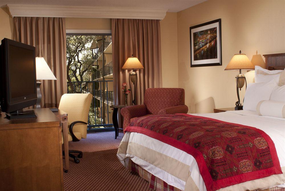 Marriott Plaza San Antonio Hotel Стая снимка